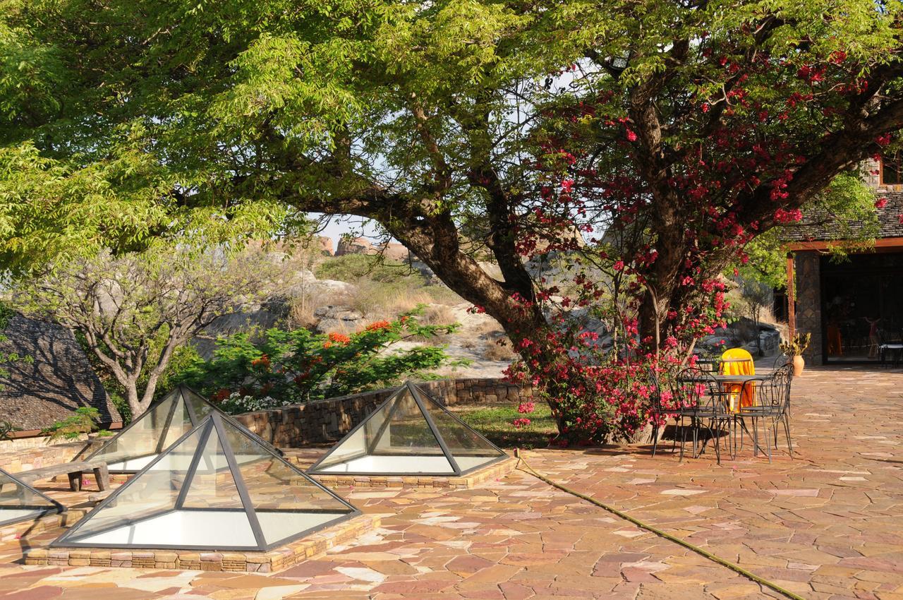 Отель Le Jardin Du Roy Ranohira Экстерьер фото