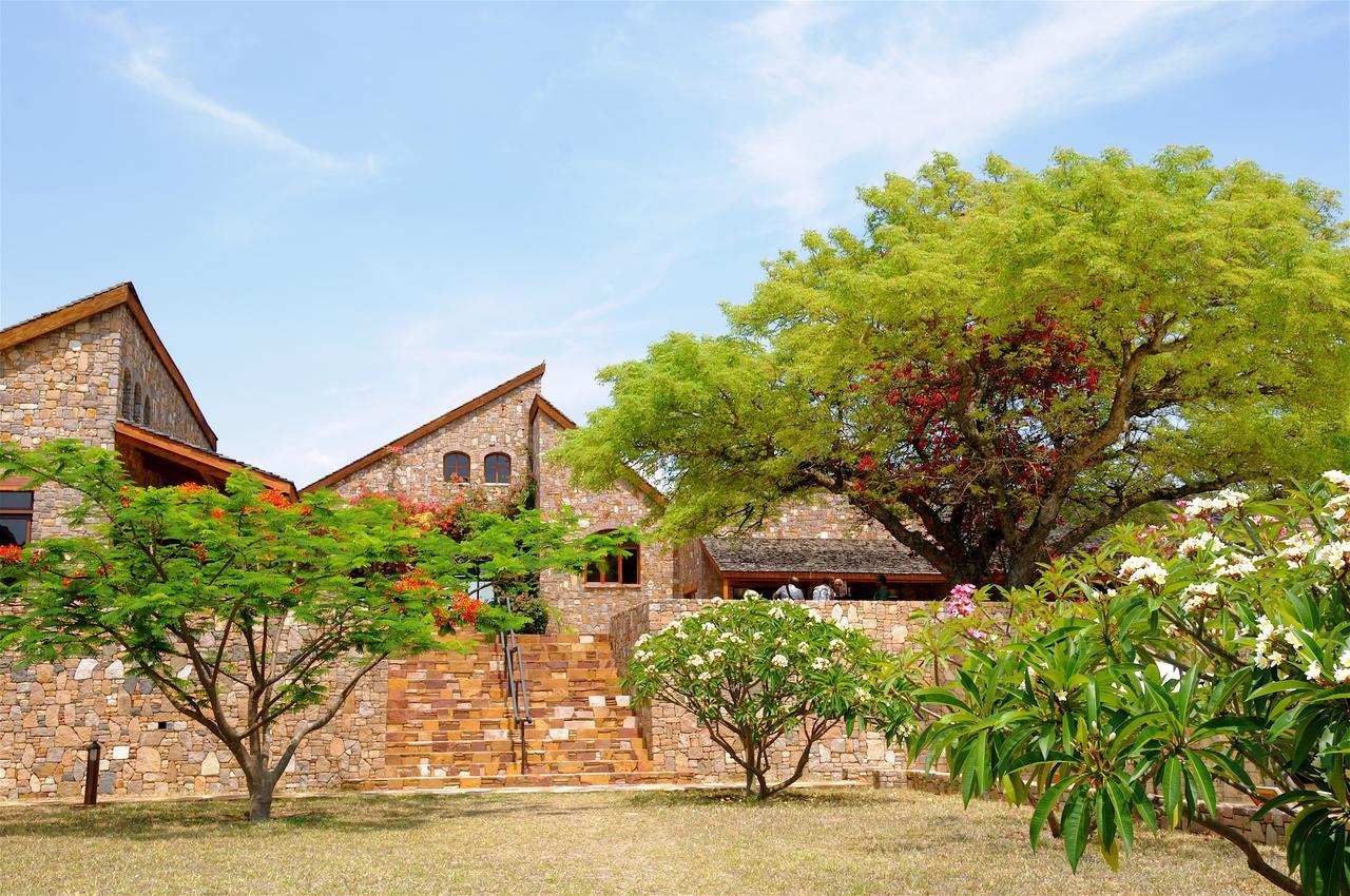 Отель Le Jardin Du Roy Ranohira Экстерьер фото